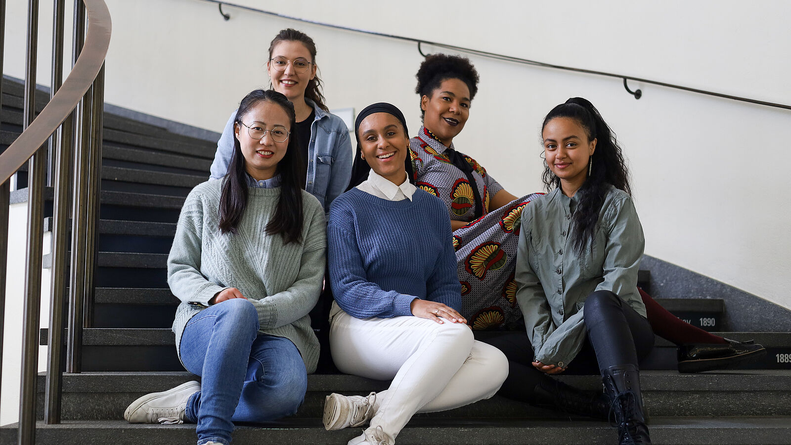 Das SESCAS22 Organisationsteam im Frühling 2022: (von links nach rechtsl) Xiao Meng, Raluca Marcu, Ellen Sow, Elisa da Costa, Gelila Berhanu (Bild: Ivanca Kosicova 2022).