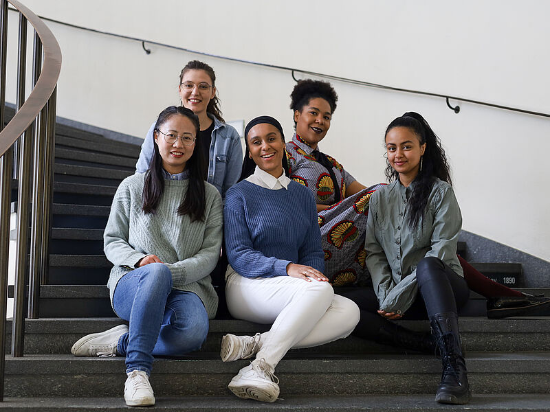 Das SESCAS22 Organisationsteam im Frühling 2022: (von links nach rechtsl) Xiao Meng, Raluca Marcu, Ellen Sow, Elisa da Costa, Gelila Berhanu (Bild: Ivanca Kosicova 2022).